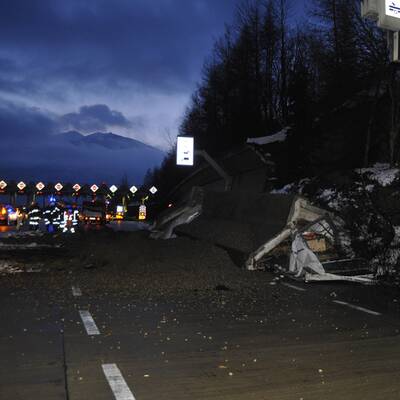 Ein zehn mal sieben Meter großes Beton-Mauerwerk löste sich und krachte auf einen Lkw.
