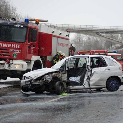 Zahlreiche Unfälle auf Österreichs Straßen