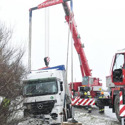 Im dichten Nebel rammte ein Lkw ein Polizei-Auto