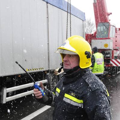 Im dichten Nebel rammte ein Lkw ein Polizei-Auto