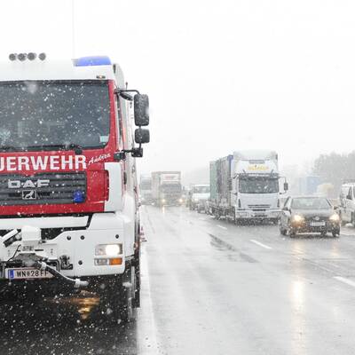 Im dichten Nebel rammte ein Lkw ein Polizei-Auto
