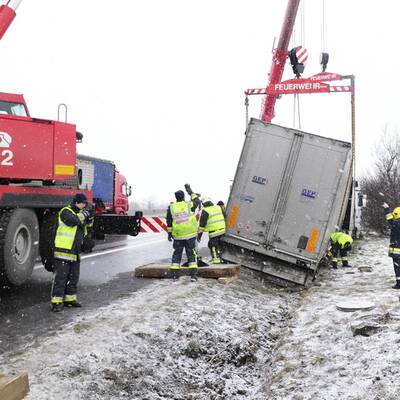 Im dichten Nebel rammte ein Lkw ein Polizei-Auto