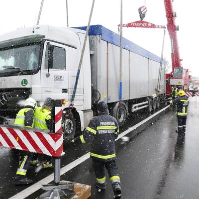 Im dichten Nebel rammte ein Lkw ein Polizei-Auto