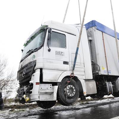 Im dichten Nebel rammte ein Lkw ein Polizei-Auto