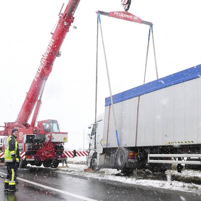 Im dichten Nebel rammte ein Lkw ein Polizei-Auto