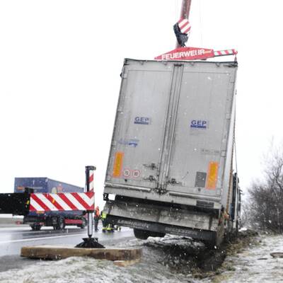 Im dichten Nebel rammte ein Lkw ein Polizei-Auto