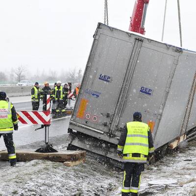 Im dichten Nebel rammte ein Lkw ein Polizei-Auto