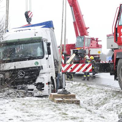 Im dichten Nebel rammte ein Lkw ein Polizei-Auto