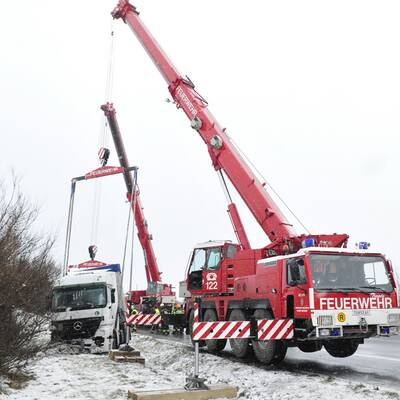 Im dichten Nebel rammte ein Lkw ein Polizei-Auto