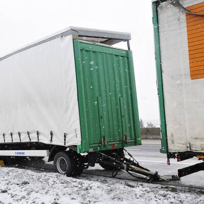Im dichten Nebel rammte ein Lkw ein Polizei-Auto
