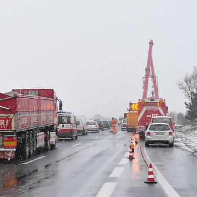 Im dichten Nebel rammte ein Lkw ein Polizei-Auto