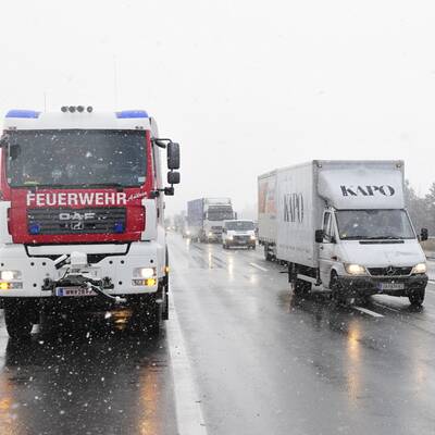Im dichten Nebel rammte ein Lkw ein Polizei-Auto
