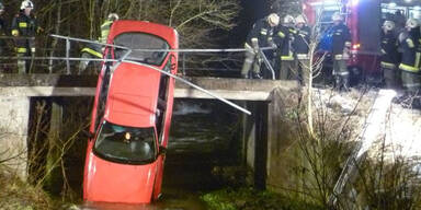 Auto landet senkrecht im Bach