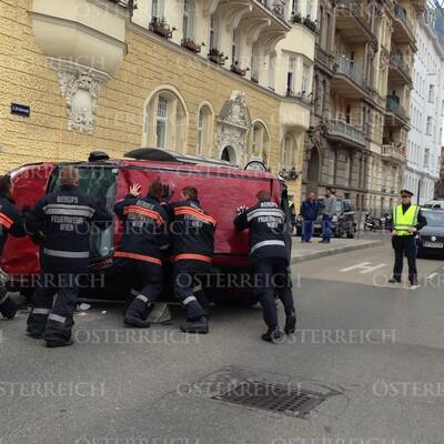 Der Pkw missachtete die Vorfahrt. Durch die Wucht des Aufpralls mit einem Taxi wurde das Auto auf das Dach katapultiert.