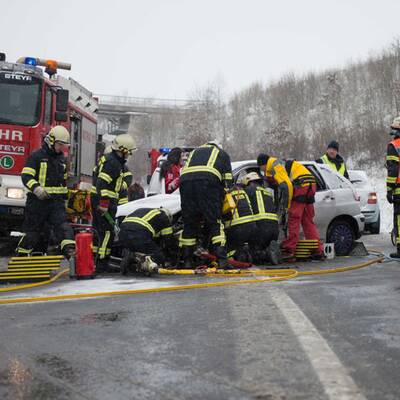 Zahlreiche Unfälle auf Österreichs Straßen