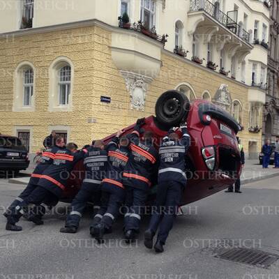 Der Pkw missachtete die Vorfahrt. Durch die Wucht des Aufpralls mit einem Taxi wurde das Auto auf das Dach katapultiert.