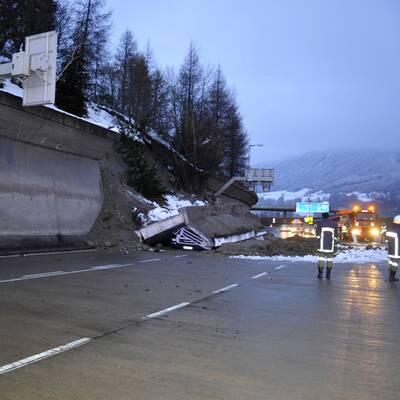 Ein zehn mal sieben Meter großes Beton-Mauerwerk löste sich und krachte auf einen Lkw.