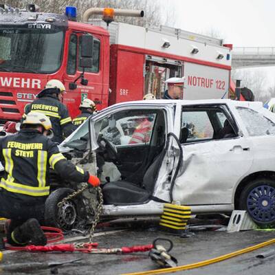 Zahlreiche Unfälle auf Österreichs Straßen