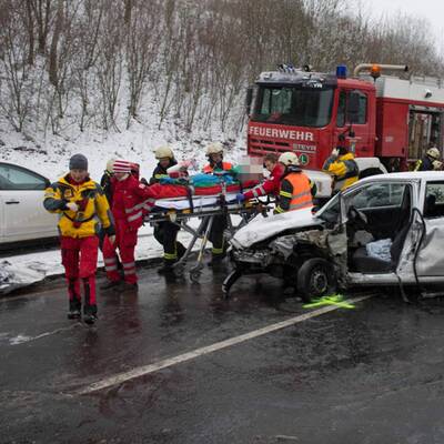 Zahlreiche Unfälle auf Österreichs Straßen