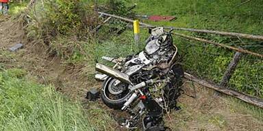 Motorrad prallte frontal  gegen Reisebus