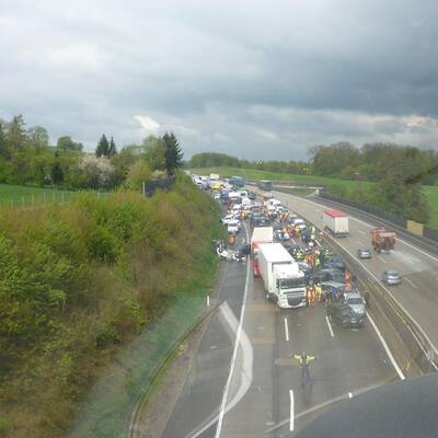 Etwa 50 Fahrzeuge rasten ineinander. 11 Menschen wurden verletzt.
