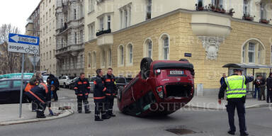 Auto landet bei Crash auf dem Dach
