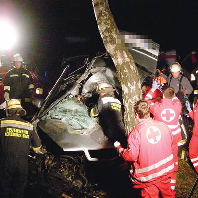 Der 19-Jährige Fahrer geriet ins Schleudern und prallte gegen einen Baum. 