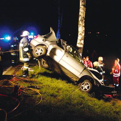 Der 19-Jährige Fahrer geriet ins Schleudern und prallte gegen einen Baum. 