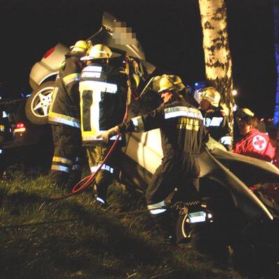 Der 19-Jährige Fahrer geriet ins Schleudern und prallte gegen einen Baum. 