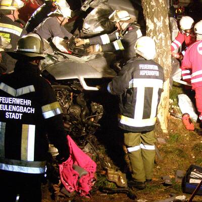 Der 19-Jährige Fahrer geriet ins Schleudern und prallte gegen einen Baum. 