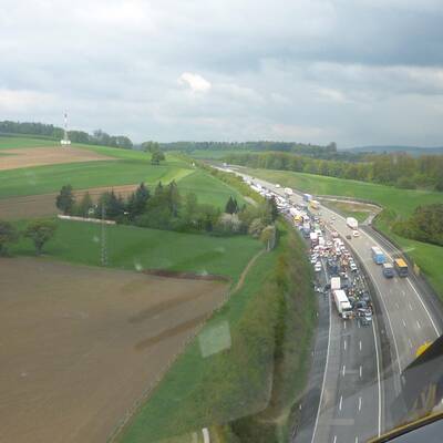 Etwa 50 Fahrzeuge rasten ineinander. 11 Menschen wurden verletzt.