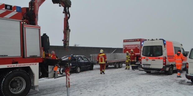 Lenkerin rast in Polizeiauto auf A1