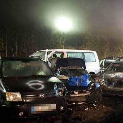 In dichtem Nebel rasten dutzende Autos ineinander
