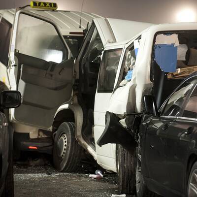 In dichtem Nebel rasten dutzende Autos ineinander
