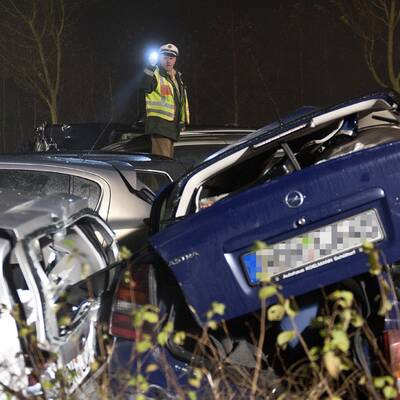 In dichtem Nebel rasten dutzende Autos ineinander
