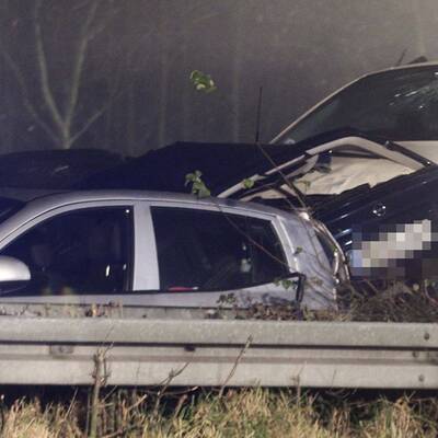 In dichtem Nebel rasten dutzende Autos ineinander