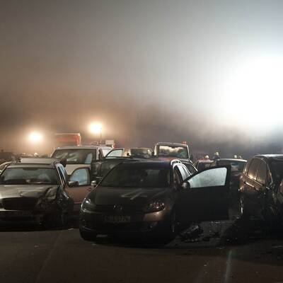 In dichtem Nebel rasten dutzende Autos ineinander