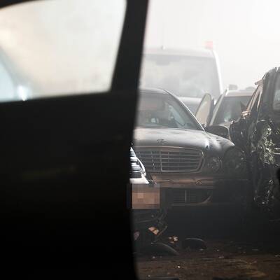 In dichtem Nebel rasten dutzende Autos ineinander