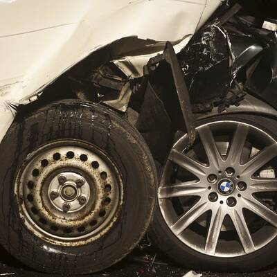 In dichtem Nebel rasten dutzende Autos ineinander