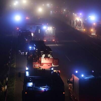 In dichtem Nebel rasten dutzende Autos ineinander