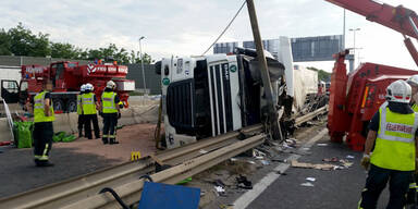 Mega-Stau: Lkw-Unfall legt A23 lahm