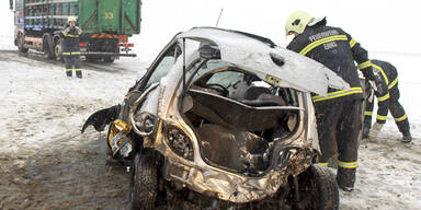 Schneechaos auf den Stra&szlig;en