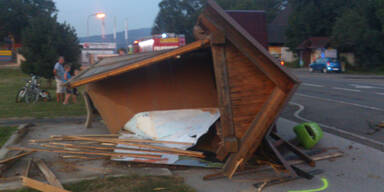 Illegale Fahrt: Teenie rammt Haltestelle