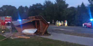Illegale Fahrt: Teenie rammt Haltestelle