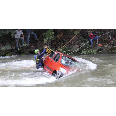 Fahranfängerin stürzt in die Enns