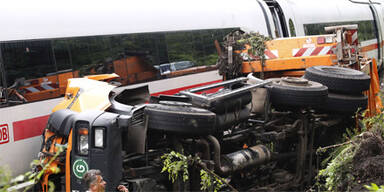 Müllauto schlitzt ICE auf