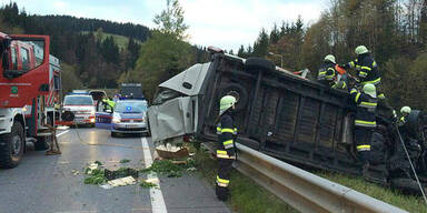 Lkw-Unfall über Leitschiene