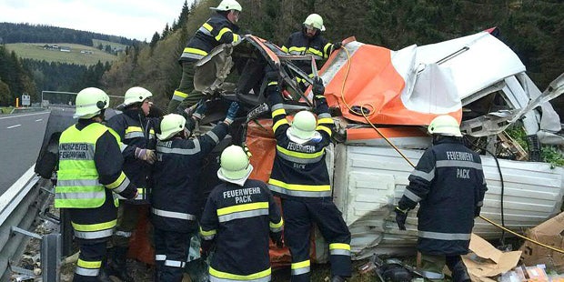 Lkw-Unfall über Leitschiene
