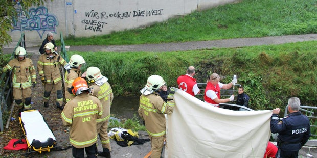Porsche-Fahrer stirbt nach Crash unter Wasser