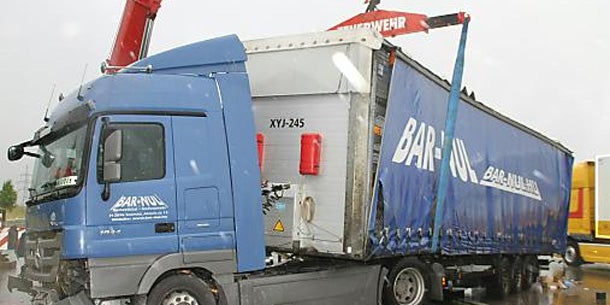 Regen ohne Ende: Stau-Hölle durch Lkw-Horror